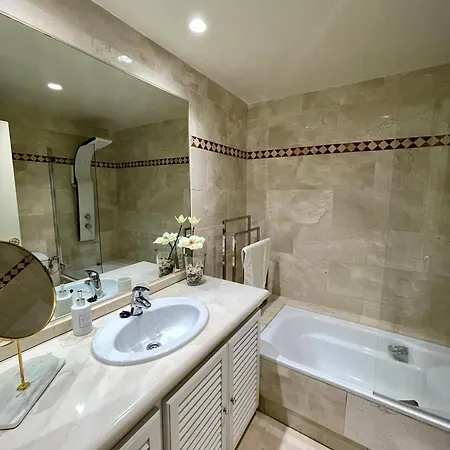 Lovely In Nueva Andalucia, With Spectacular Sea & Giblartar View Apartment
